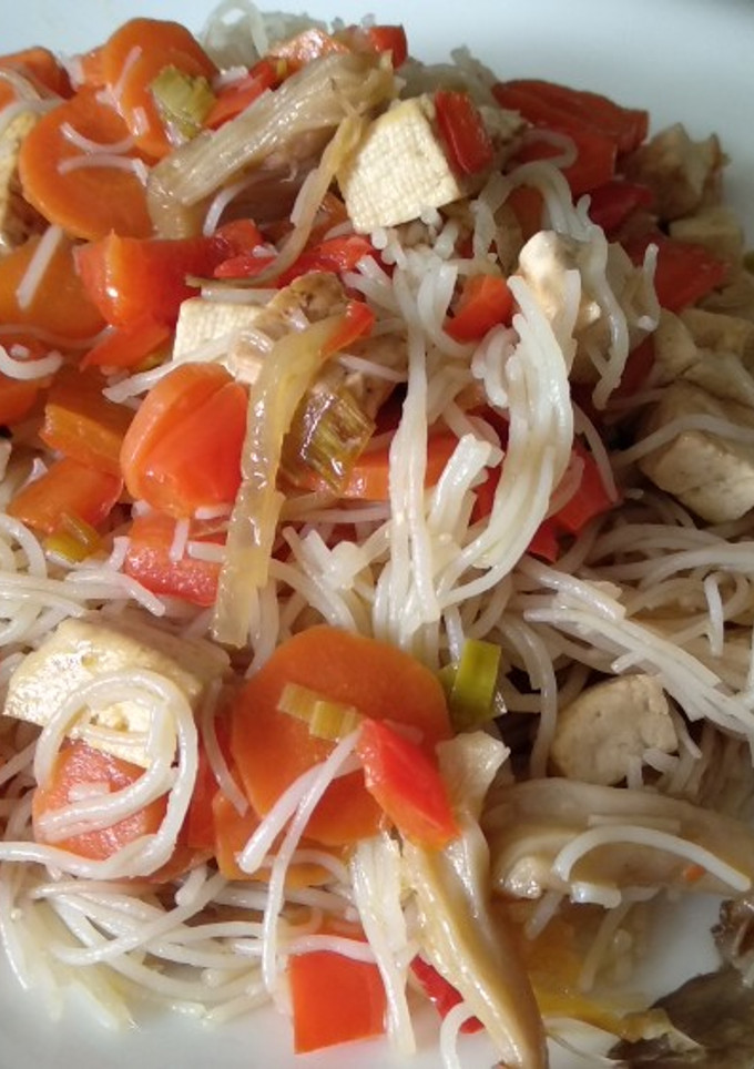 Una foto de Fideos de arroz con verduras y tofu