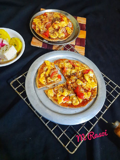 चपाती मिनी पिझ्झा (Chapati Mini PIzza Recipe In Marathi) रेसिपी चे मुख्य फोटो