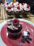 Cupcacke chocolatoso con frosting de frambuesas