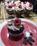 Cupcacke chocolatoso con frosting de frambuesas