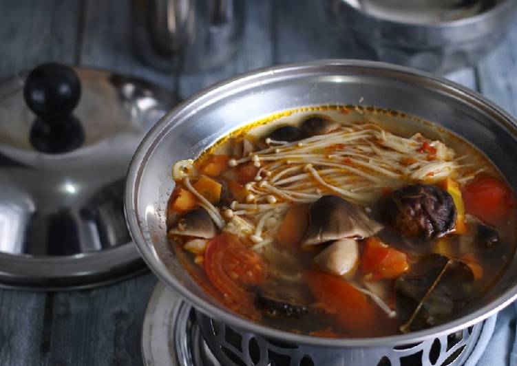 Bagaimana Membuat Sour and spicy mushroom soup yang Menggugah Selera