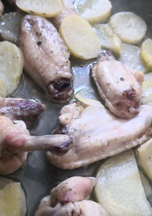 Una foto de Pollo al horno con patatas 🍗🥔