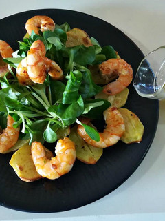 Una foto de Ensalada de patatas asadas y langostinos