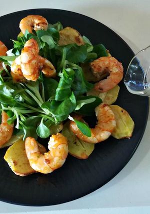 Una foto de Ensalada de patatas asadas y langostinos