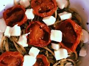 Una foto de pesto de tomate seco