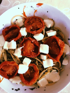 Una foto de Espaguetis con Tomates Secos, Pesto y Mozzarella