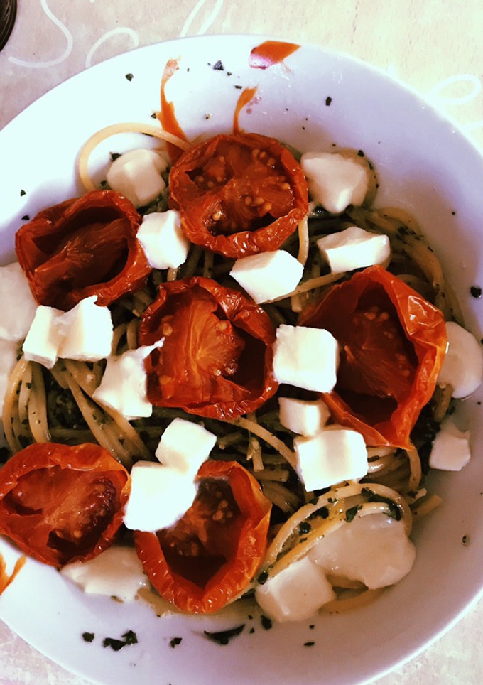 Una foto de Espaguetis con Tomates Secos, Pesto y Mozzarella