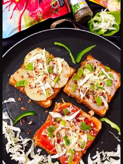 चीजीं वेज ब्रेड पिज़्ज़ा (Cheesy veg bread pizza recipe in Hindi) रेसिपी मुख्य फोटो