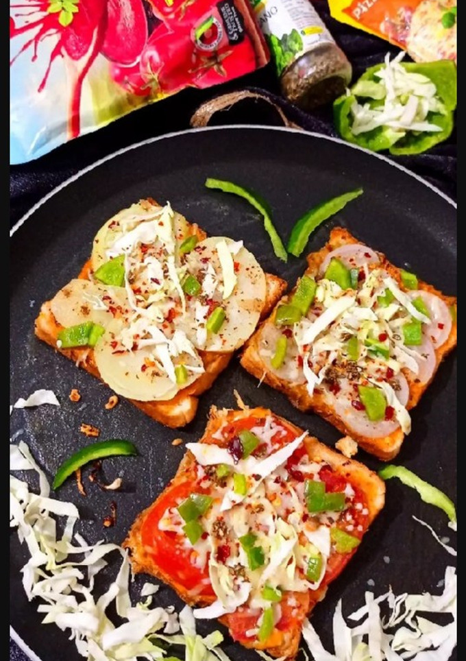 चीजीं वेज ब्रेड पिज़्ज़ा (Cheesy veg bread pizza recipe in Hindi) रेसिपी मुख्य फोटो
