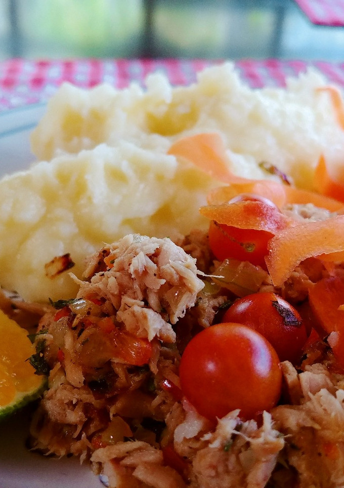 Una foto de Atún con puré de papas