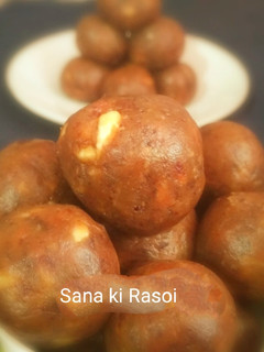 A picture of Dates and Nuts Laddu.