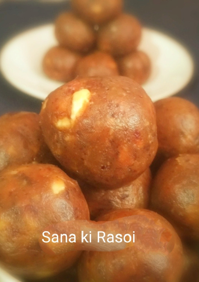 A picture of Dates and Nuts Laddu.