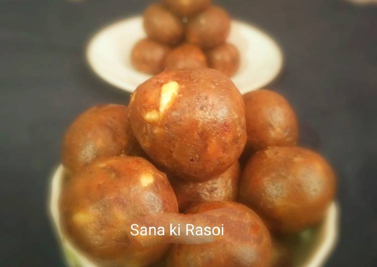 Steps to Make Quick Dates and Nuts Laddu