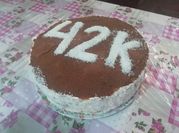 Una foto de postres pionono dulce
