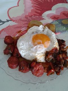 Una foto de Huevos a la riojana