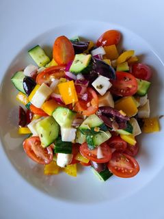 Una foto de Ensalada griega, o casi