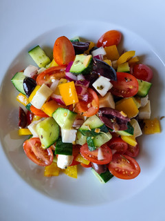 Una foto de Ensalada griega, o casi