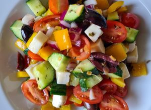 Una foto de Ensalada griega, o casi