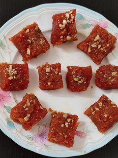 பப்பாளி பழம் பர்ஃபி (Papaya burfi) (Pappaali pazham burfi recipe in tamil) செய்முறை முக்கிய புகைப்படம்