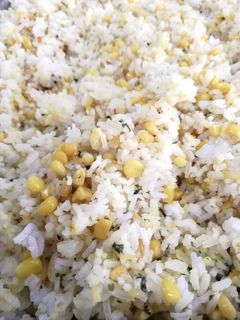Una foto de Arroz de maíz y cilantro