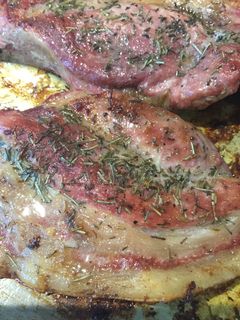 Una foto de Pata de Cerdo a la Parrilla con Verduras gratinadas con Salsa Blanca