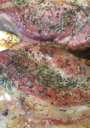 Una foto de Pata de Cerdo a la Parrilla con Verduras gratinadas con Salsa Blanca