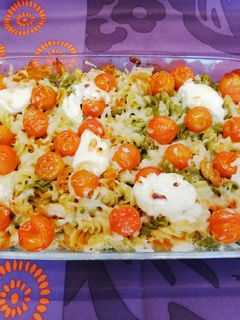 Una foto de Pasta rizo al horno con salsa pesto