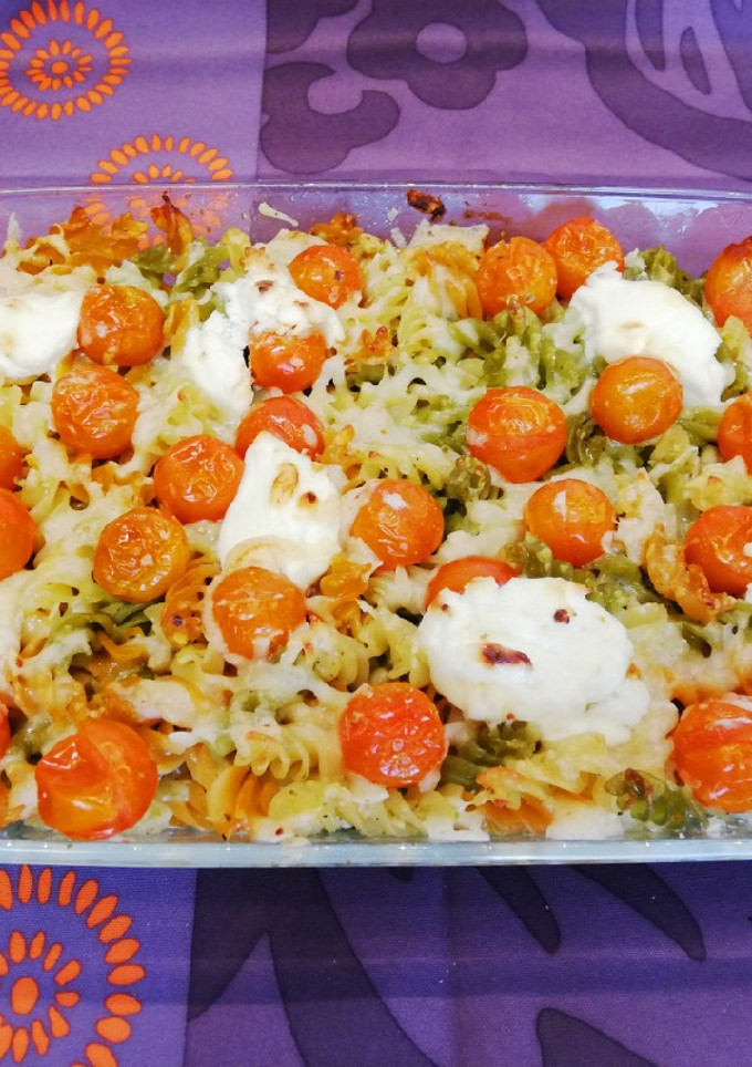 Una foto de Pasta rizo al horno con salsa pesto