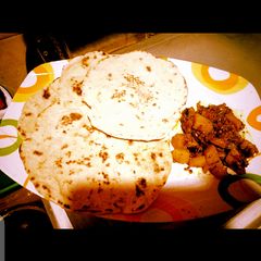 A picture of Naan bread with potatoe nd minced meat sauce.