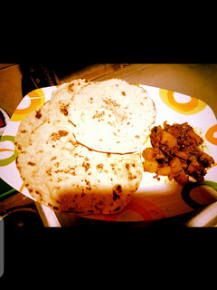 A picture of Naan bread with potatoe nd minced meat sauce.