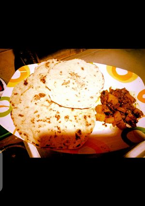 A picture of Naan bread with potatoe nd minced meat sauce.