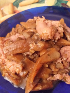 Una foto de Níscalos con salchichas de pollo