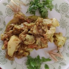 A picture of Cauliflower and potato with green touch.