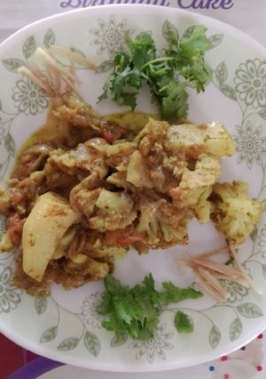 A picture of Cauliflower and potato with green touch.