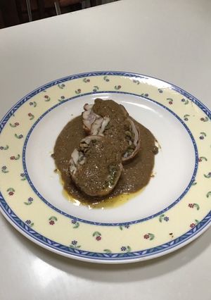 Una foto de Conejo relleno con salsa JAZZ