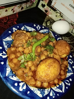 A picture of Egg chicken chickpeas curry.