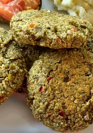 Una foto de Hamburguesas de quinoa, lentejas y espinacas (veganas) 🍔