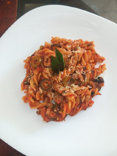 Una foto de Pasta a la puttanesca riquísima