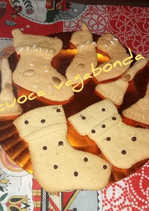 Foto di Calze e scopette della Befana di pasta frolla senza uova