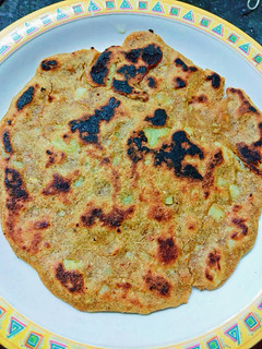 बाजरा आलू मटर का पराठा(Bajra aloo matar ka paratha rrcipe in Hindi) रेसिपी मुख्य फोटो