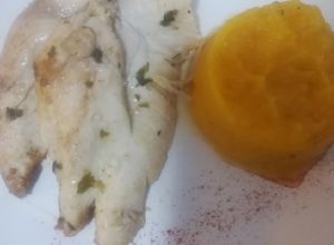 Una foto de Pollo al cilantro y limón con puré de calabaza
