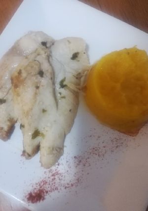 Una foto de Pollo al cilantro y limón con puré de calabaza