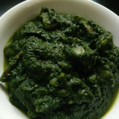 A picture of Aloo Palak (Potato In Spinach Gravy).