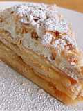 Tarta de hojaldre, manzana caramelizada, crema pastelera y nata (sin gluten)