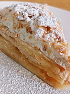 Foto principal de Tarta de hojaldre, manzana caramelizada, crema pastelera y nata (sin gluten)