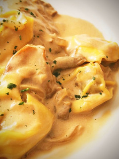 Una foto de Tortelloni de carne al Funghi porcini