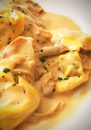 Una foto de Tortelloni de carne al Funghi porcini