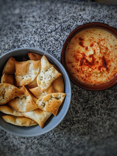 Una foto de Hummus con pimentón y snack para dippear