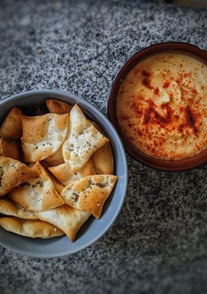 Una foto de Hummus con pimentón y snack para dippear