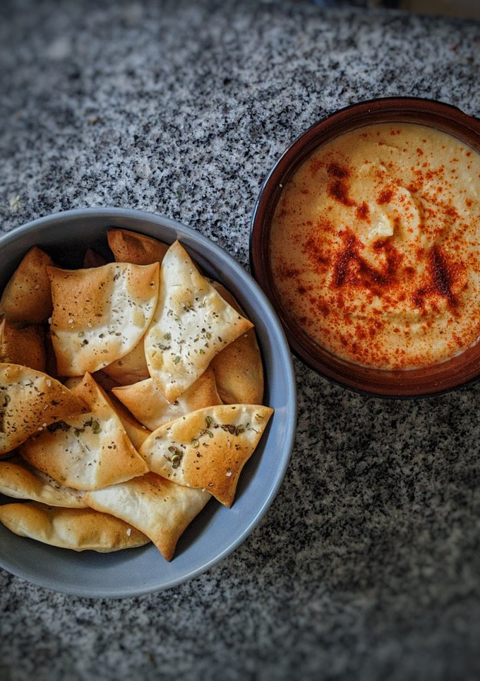 Una foto de Hummus con pimentón y snack para dippear